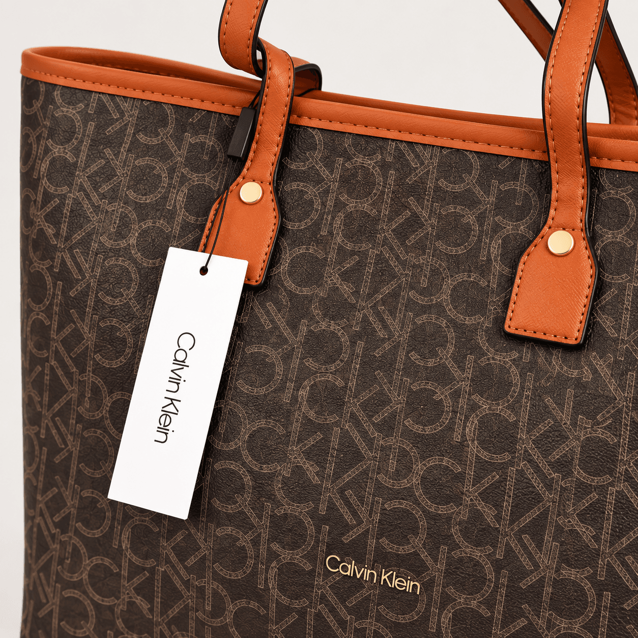 Calvin Klein Tote en color marrón, detalle