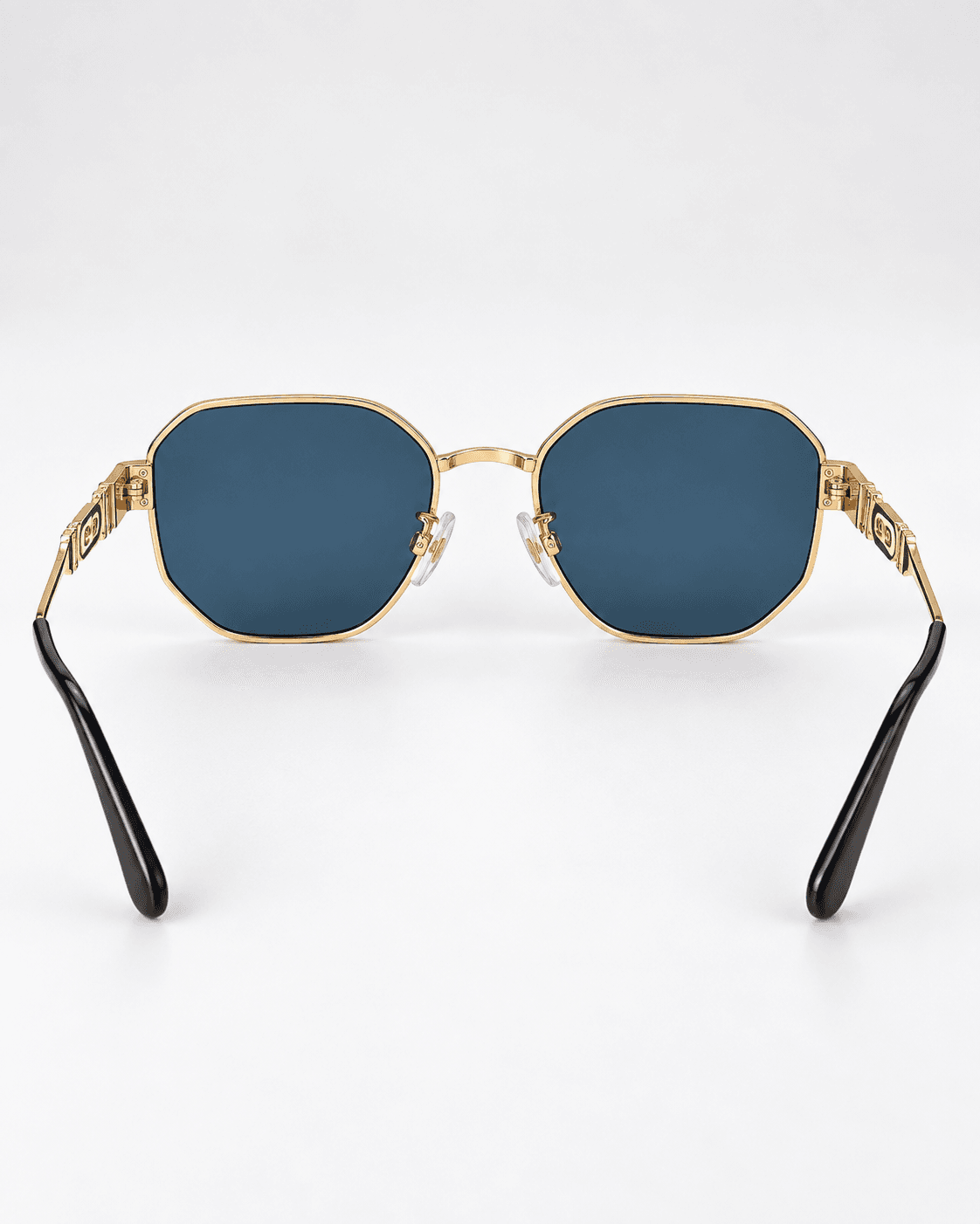 Lentes Celine en color dorado / cristales oscuros, vista angular