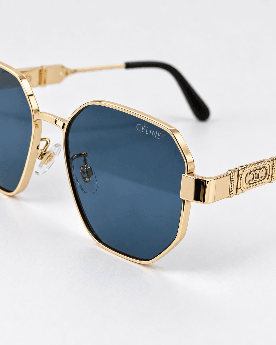 Lentes Celine en color dorado / cristales oscuros, detalle