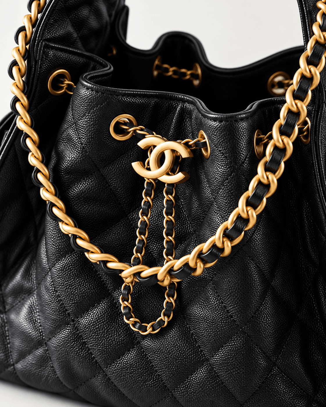 Chanel Bag 25L en color negro, detalle