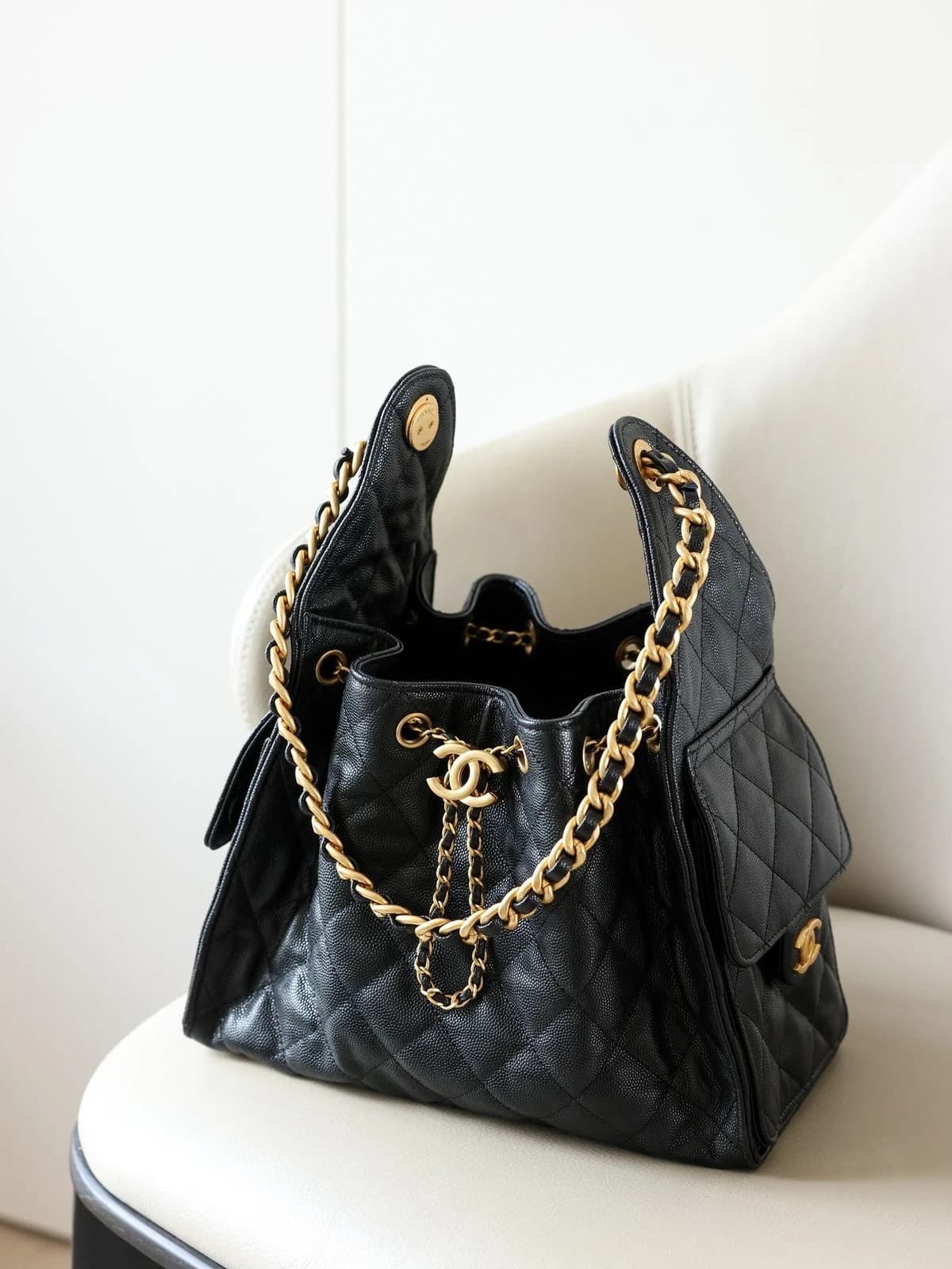 Chanel Bag Exclusive Collection negra acolchada con cadena dorada