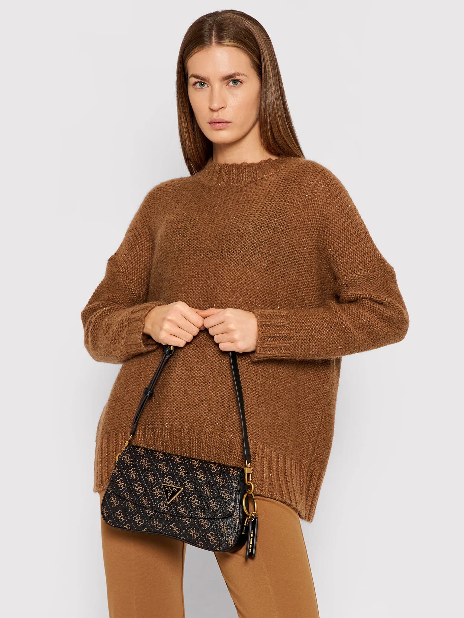 Guess Shoulder Bag Cordelia en color marrón, en uso
