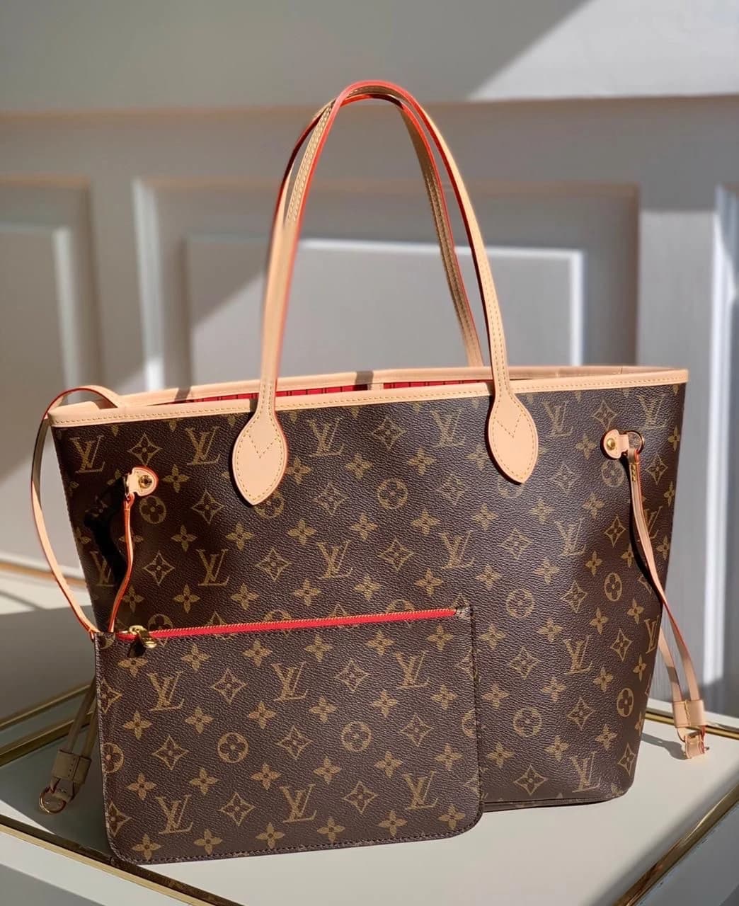 Louis Vuitton Tote Bag marrón junto a su pouch a juego