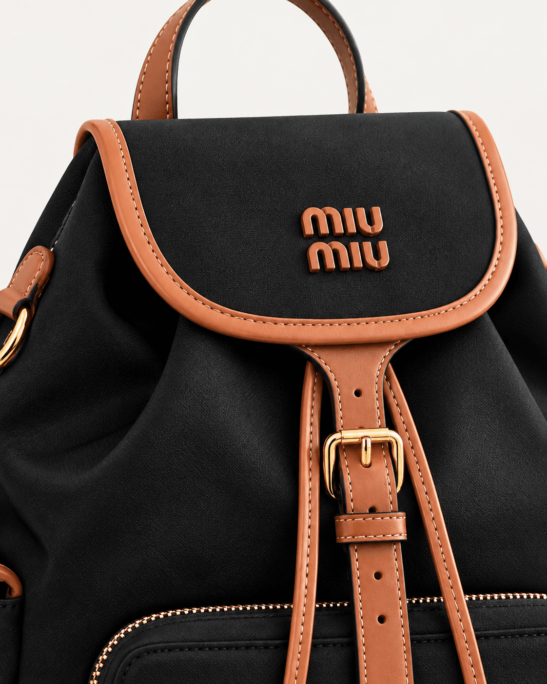 Mochila Miu Miu en color negro, detalle