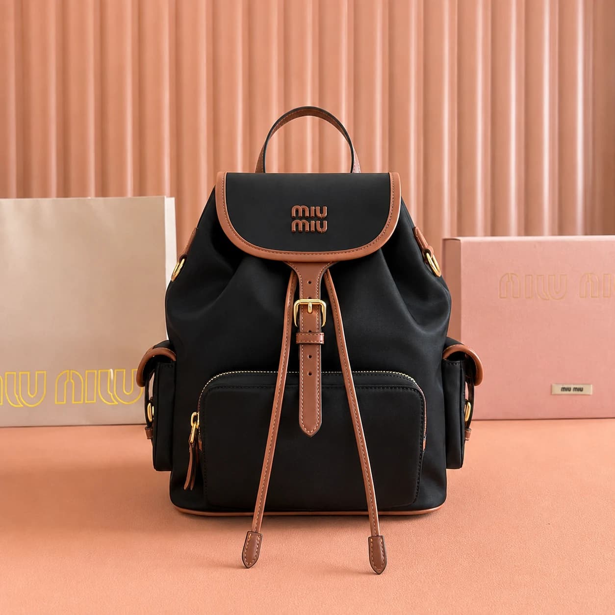 Mochila Miu Miu negra, vista frontal con detalles marrones