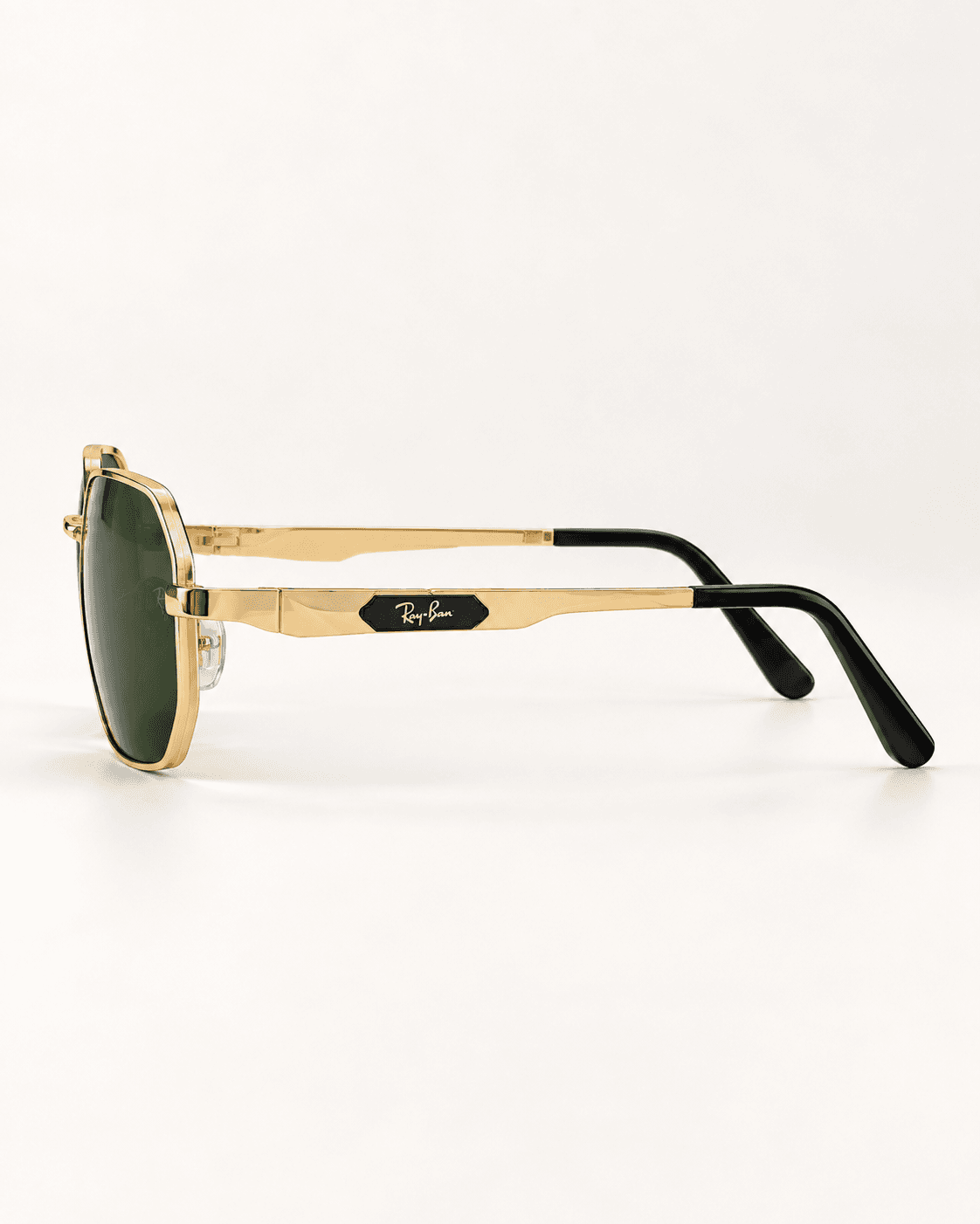 Lentes Ray-Ban Octagonal en color dorado / verde g-15, vista lateral